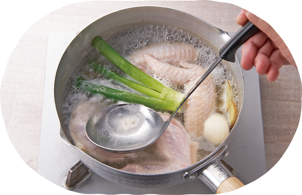 ③が沸騰したらアクを取り除き、弱火にして蓋をせずに30分〜1時間煮込む(水分が減ったら、途中で水を足してOK)。